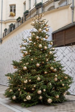 Bir noel ağacı ve altın dekorasyon manzarası.