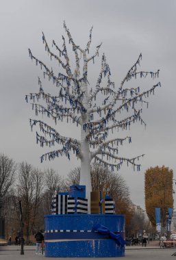 Des Champs Elysees Bulvarı boyunca Noel ışıkları ve dekorasyonları