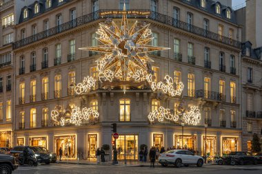 Hristiyan Dior Paris 'in Noel süslemeleriyle görünüşü