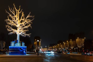 Des Champs Elysees Bulvarı boyunca Noel ışıkları ve dekorasyonları