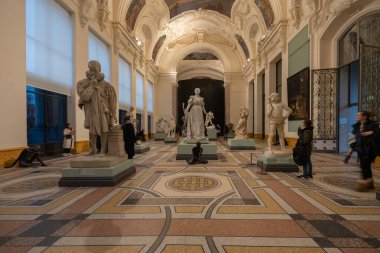 Paris şehrinin güzel sanatlar müzesi. Le Petit Palais 'deki heykel manzarası