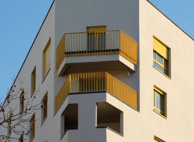 Renkli bir binanın dış görünüşü