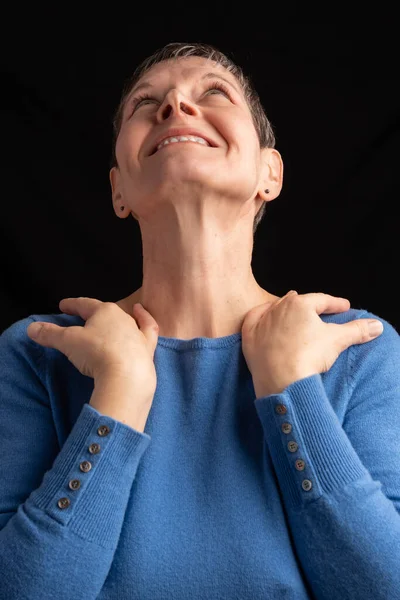 Студійний Знімок Жінки Яка Посміхається Обличчям Назад Руками Плечах Коротким — стокове фото