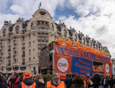 Paris, Fransa - 03 07 2023: Strike. Paris 'te emeklilik reform projesine karşı gösteri