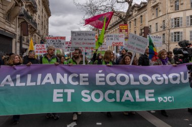 Paris, Fransa - 03 07 2023: Strike. Paris 'te emeklilik reform projesine karşı gösteri