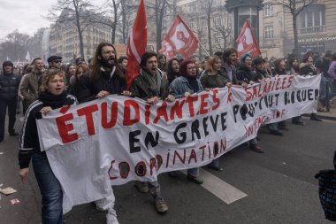 Paris, Fransa - 03 07 2023: Strike. Paris 'te emeklilik reform projesine karşı gösteri