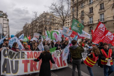 Paris, Fransa - 03 07 2023: Strike. Paris 'te emeklilik reform projesine karşı gösteri