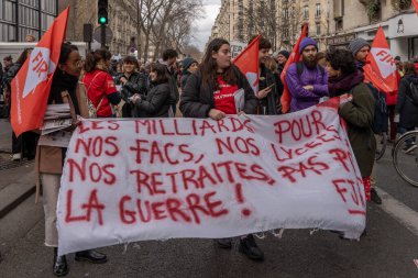 Paris, Fransa - 03 07 2023: Strike. Paris 'te emeklilik reform projesine karşı gösteri