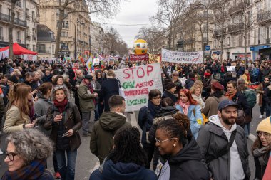 Paris, Fransa - 03 11 2023: grev. Paris 'te emeklilik reform projesine karşı gösteri