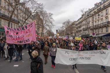 Paris, Fransa - 03 11 2023: grev. Paris 'te emeklilik reform projesine karşı gösteri