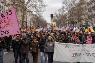 Paris, Fransa - 03 11 2023: grev. Paris 'te emeklilik reform projesine karşı gösteri