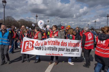 Paris, Fransa - 03: 15 2023: grev. Paris 'te emeklilik reform projesine karşı gösteri