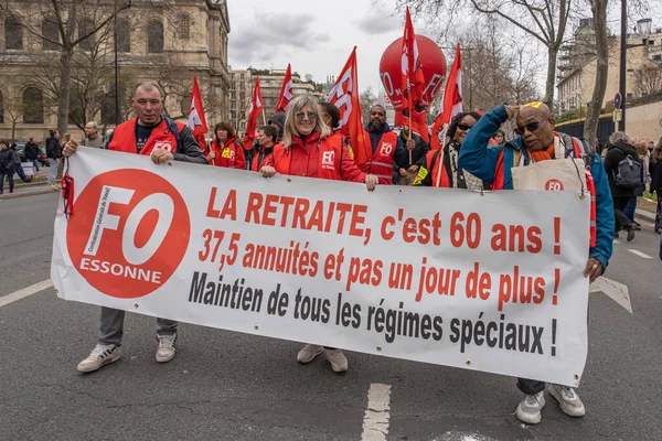 Paris, Fransa - 03: 15 2023: grev. Paris 'te emeklilik reform projesine karşı gösteri