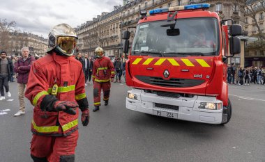 Paris, Fransa - 03 23 2023: grev. Paris 'te emeklilik reform projesine karşı gösteri
