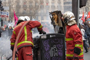Paris, Fransa - 03 23 2023: grev. Paris 'te emeklilik reform projesine karşı gösteri