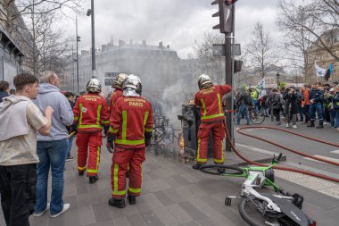 Paris, Fransa - 03 23 2023: grev. Paris 'te emeklilik reform projesine karşı gösteri
