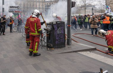 Paris, Fransa - 03 23 2023: grev. Paris 'te emeklilik reform projesine karşı gösteri