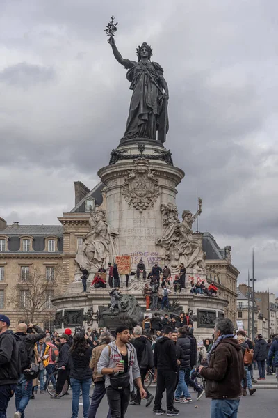 Paris, Fransa - 03 23 2023: grev. Paris 'te emeklilik reform projesine karşı gösteri