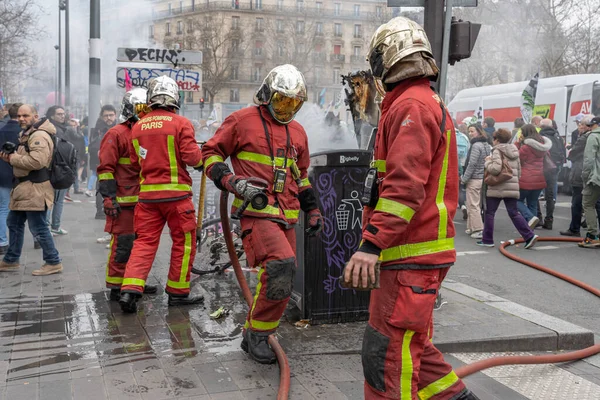 Paris, Fransa - 03 23 2023: grev. Paris 'te emeklilik reform projesine karşı gösteri