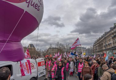 Paris, Fransa - 03 23 2023: grev. Paris 'te emeklilik reform projesine karşı gösteri