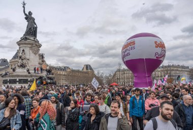Paris, Fransa - 03 23 2023: grev. Paris 'te emeklilik reform projesine karşı gösteri