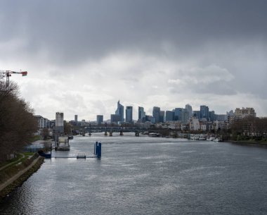 Gennevilliers, Fransa - 03 26 2023: Gennevilliers köprüsünden La Defense kulelerinin panoramik manzarası bulutlu hava