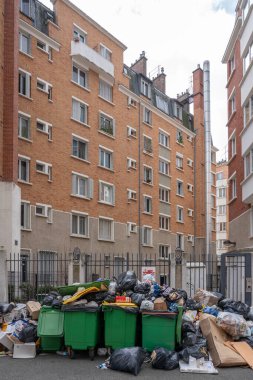 Paris, Fransa - 03 26 2023: Çöp tenekeleri, çöp toplayıcılarının grevinin ardından halka açık otoyola bırakıldı