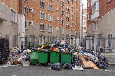 Paris, Fransa - 03 26 2023: Çöp tenekeleri, çöp toplayıcılarının grevinin ardından halka açık otoyola bırakıldı