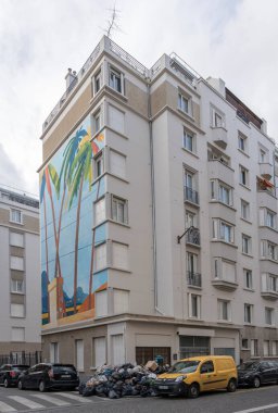 Paris, Fransa - 03: 24 2023: Çöp tenekeleri, çöpçülerin grevini takiben halka açık otoyola bırakıldı