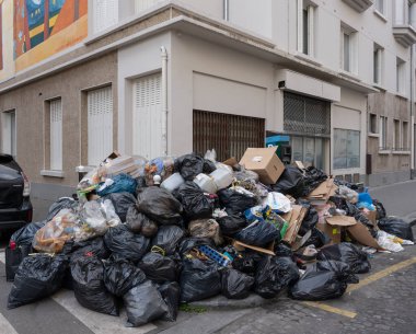 Paris, Fransa - 03: 24 2023: Çöp tenekeleri, çöpçülerin grevini takiben halka açık otoyola bırakıldı