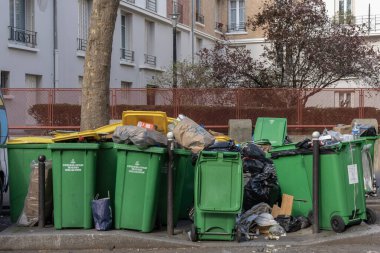 Paris, Fransa - 03: 24 2023: Çöp tenekeleri, çöpçülerin grevini takiben halka açık otoyola bırakıldı