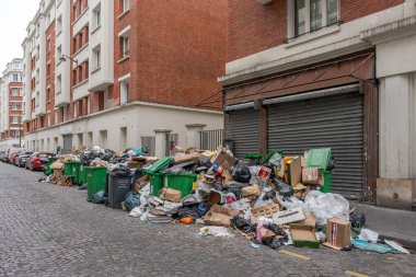 Paris, Fransa - 03: 28: 2023: Çöp tenekeleri, çöp toplayıcılarının grevini takiben halka açık otoyola bırakıldı