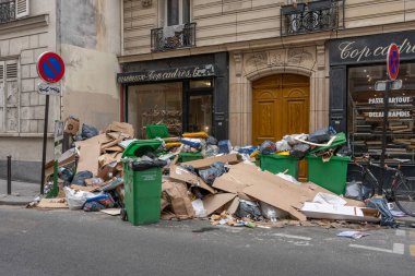 Paris, Fransa - 03: 28: 2023: Çöp tenekeleri, çöp toplayıcılarının grevini takiben halka açık otoyola bırakıldı