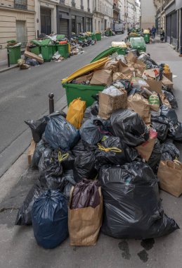 Paris, Fransa - 03: 28: 2023: Çöp tenekeleri, çöp toplayıcılarının grevini takiben halka açık otoyola bırakıldı