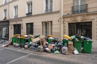 Paris, Fransa - 03: 28: 2023: Çöp tenekeleri, çöp toplayıcılarının grevini takiben halka açık otoyola bırakıldı