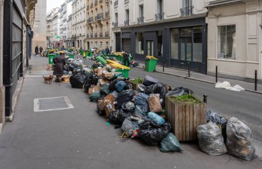 Paris, Fransa - 03: 28: 2023: Çöp tenekeleri, çöp toplayıcılarının grevini takiben halka açık otoyola bırakıldı