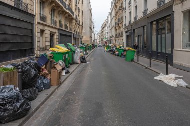 Paris, Fransa - 03: 28: 2023: Çöp tenekeleri, çöp toplayıcılarının grevini takiben halka açık otoyola bırakıldı