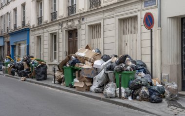 Paris, Fransa - 03: 28: 2023: Çöp tenekeleri, çöp toplayıcılarının grevini takiben halka açık otoyola bırakıldı