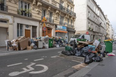 Paris, Fransa - 03: 28: 2023: Çöp tenekeleri, çöp toplayıcılarının grevini takiben halka açık otoyola bırakıldı