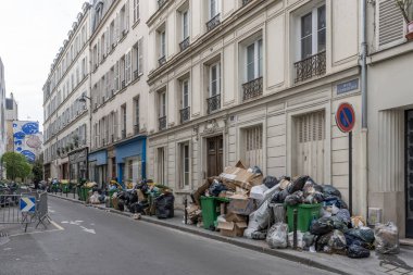 Paris, Fransa - 03: 28: 2023: Çöp tenekeleri, çöp toplayıcılarının grevini takiben halka açık otoyola bırakıldı