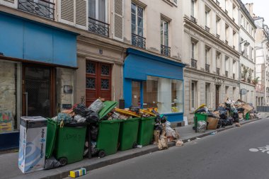 Paris, Fransa - 03: 28: 2023: Çöp tenekeleri, çöp toplayıcılarının grevini takiben halka açık otoyola bırakıldı