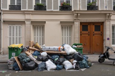 Paris, Fransa - 03: 28: 2023: Çöp tenekeleri, çöp toplayıcılarının grevini takiben halka açık otoyola bırakıldı
