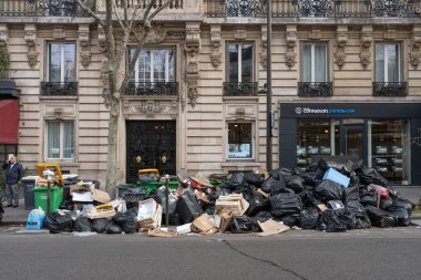 Paris, Fransa - 03: 28: 2023: Çöp tenekeleri, çöp toplayıcılarının grevini takiben halka açık otoyola bırakıldı