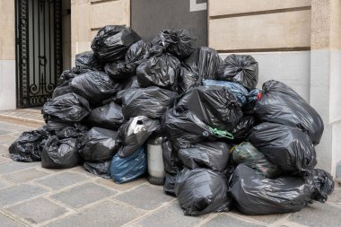 Paris, Fransa - 03: 28: 2023: Çöp tenekeleri, çöp toplayıcılarının grevini takiben halka açık otoyola bırakıldı