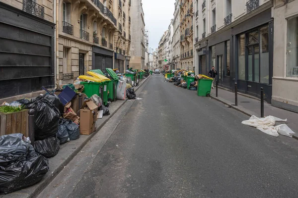 París Francia 2023 Basureros Abandonados Carretera Pública Tras Huelga Los —  Fotos de Stock