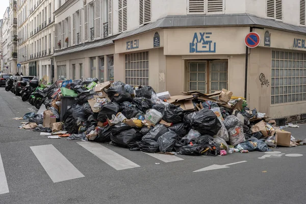 Paris Frankreich März 2023 Mülltonnen Auf Öffentlichen Straßen Nach Dem — Stockfoto