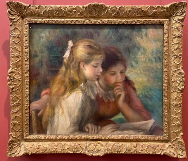 Paris, Fransa - 02 19 2023: Le Louvre Müzesi. Okuma: Auguste Renoir