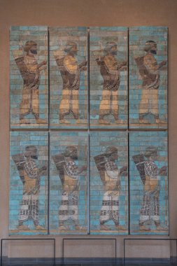 Paris, Fransa - 02 19 2023: Le Louvre Müzesi. Dur-Sharrukin kalesindeki saray, günümüz Horsabad 'ı.
