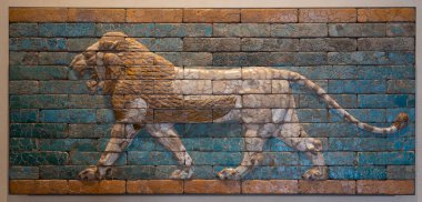 Paris, Fransa - 02 19 2023: Le Louvre Müzesi. Dur-Sharrukin kalesindeki saray, günümüz Horsabad 'ı.
