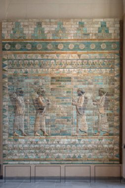 Paris, Fransa - 02 19 2023: Le Louvre Müzesi. Dur-Sharrukin kalesindeki saray, günümüz Horsabad 'ı.
